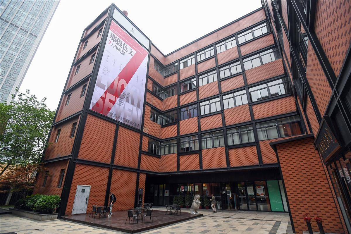 展厅实拍4月16日,"那提色文"七人作品展,在卓尔美术馆开展.