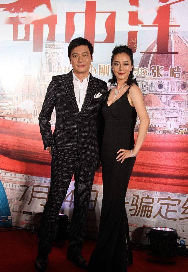 罗嘉良妻子高贵知性穿拼接开叉裙秀高挑身材看气质就知不一般