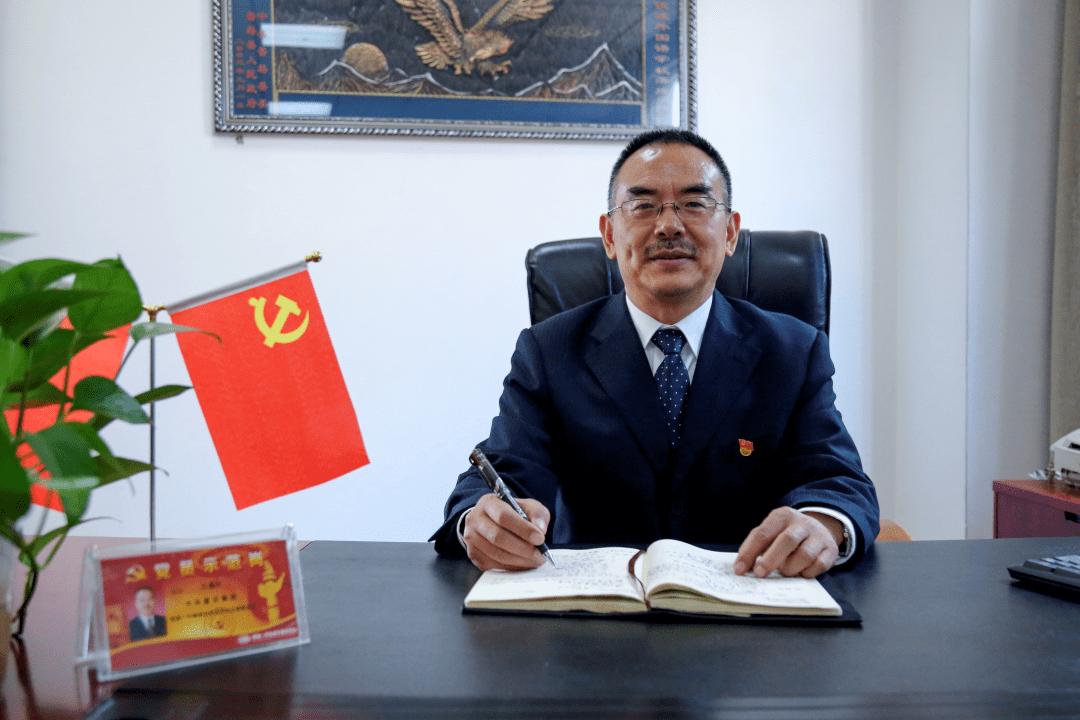 凉山十佳校长丨万福兴心系使命教书育人勤奋耕耘潜心办学