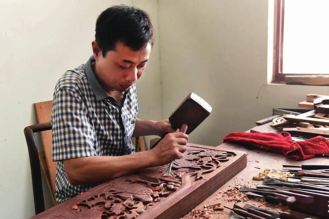 肥西极具代表性的庐州木雕大师——徐明安,其爷爷徐庆忠,父亲徐宏树就