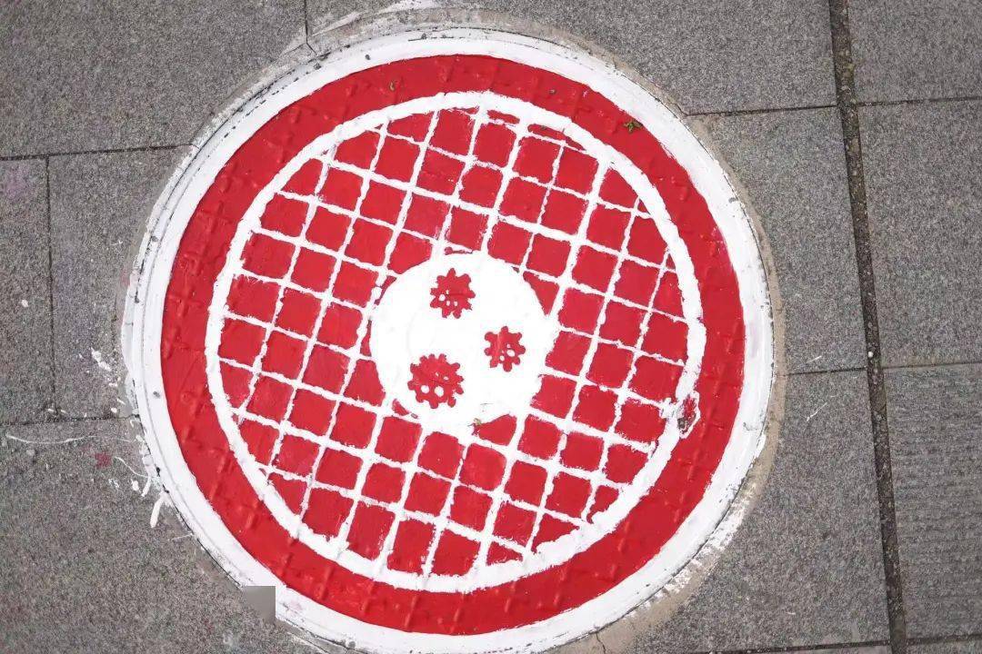 赞大学生墙绘协会给井盖化妆啦