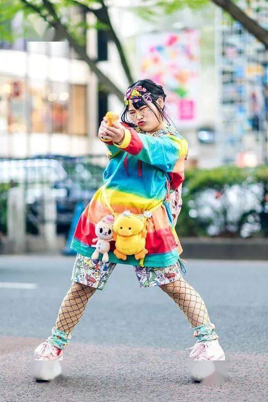 常被人戏称为「非主流」的原宿风(harajuku style),从欧美亚文化中的
