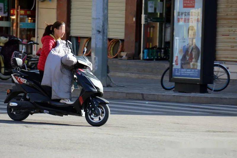 在正面碰撞事故中,系上安全带可以使死亡率减少57%,侧面撞车时可减少