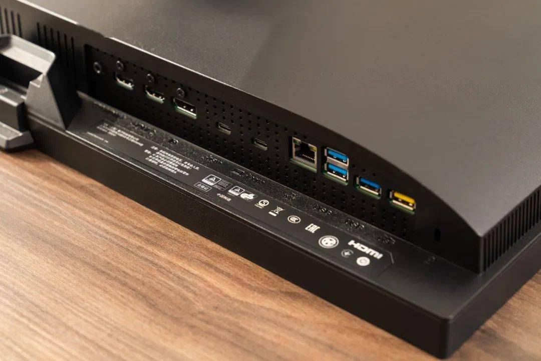 thunderbolt 4扩展部分,它配备了1个thunderbolt 4上行接口(支持hbr3)