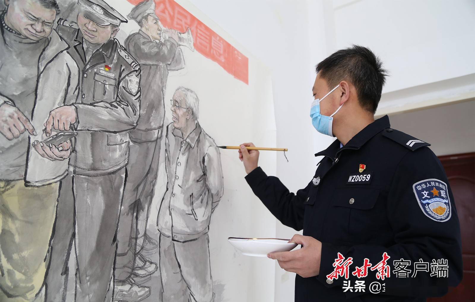 刑侦大队民警兰辉正在展示自己耗时2月绘制成的《防范电信网络诈骗