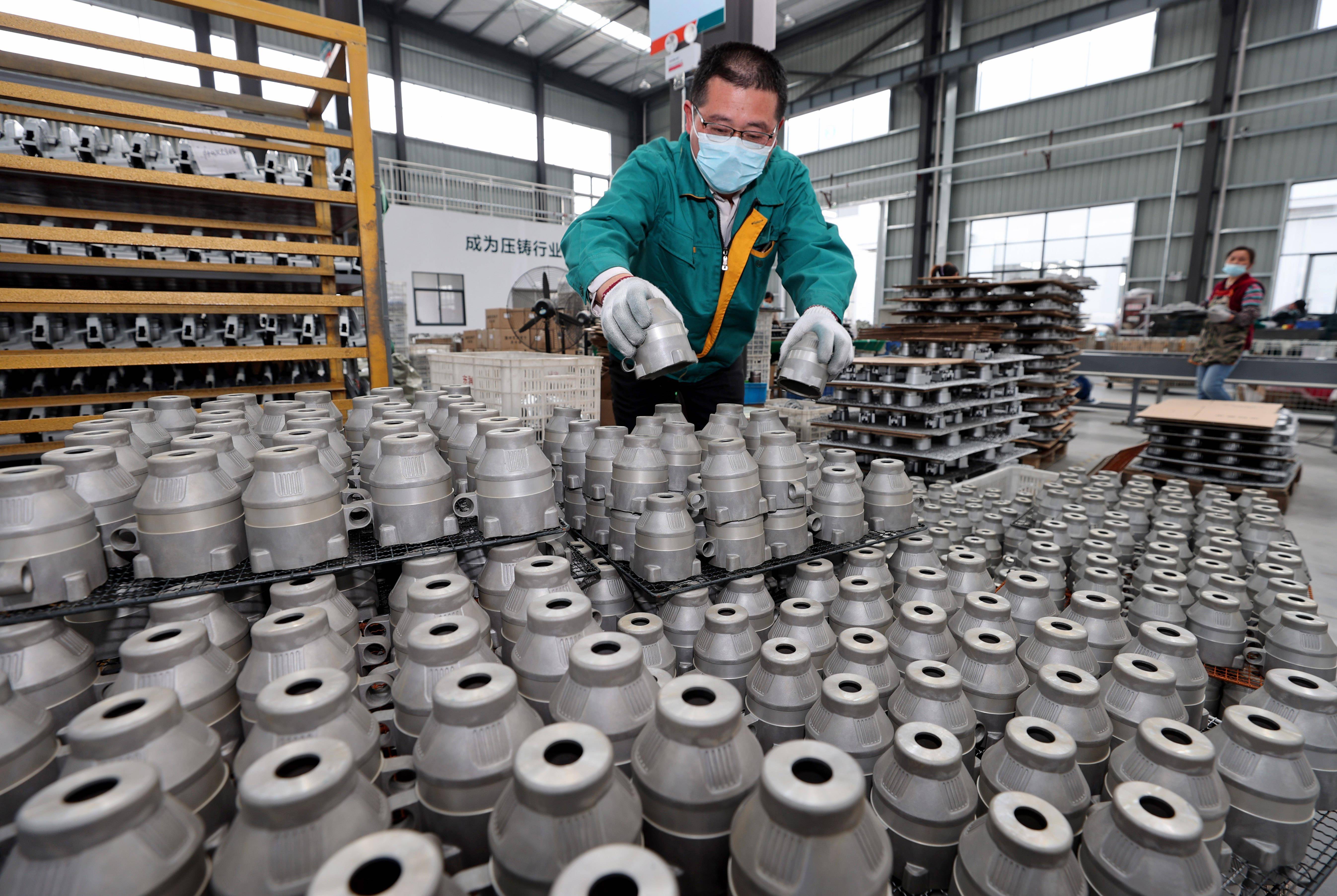 在湖南省衡阳市,特变电工衡阳变压器有限公司工人进行打磨作业