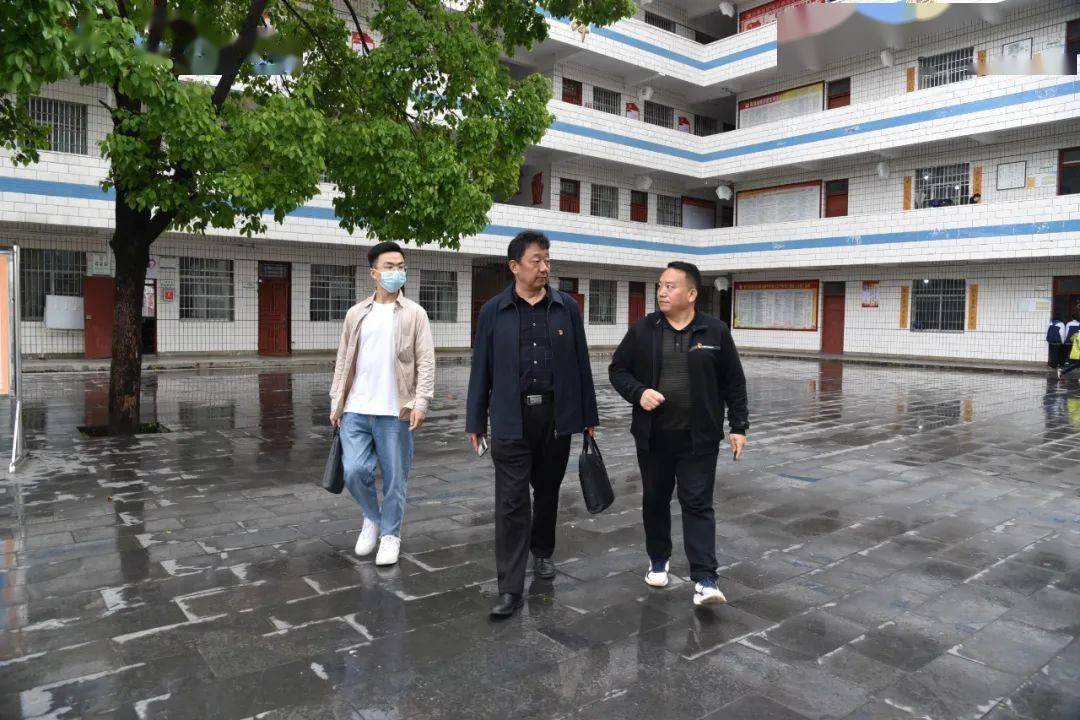 王敖查看校园环境在鼓场初级中学,王敖对学校教师进