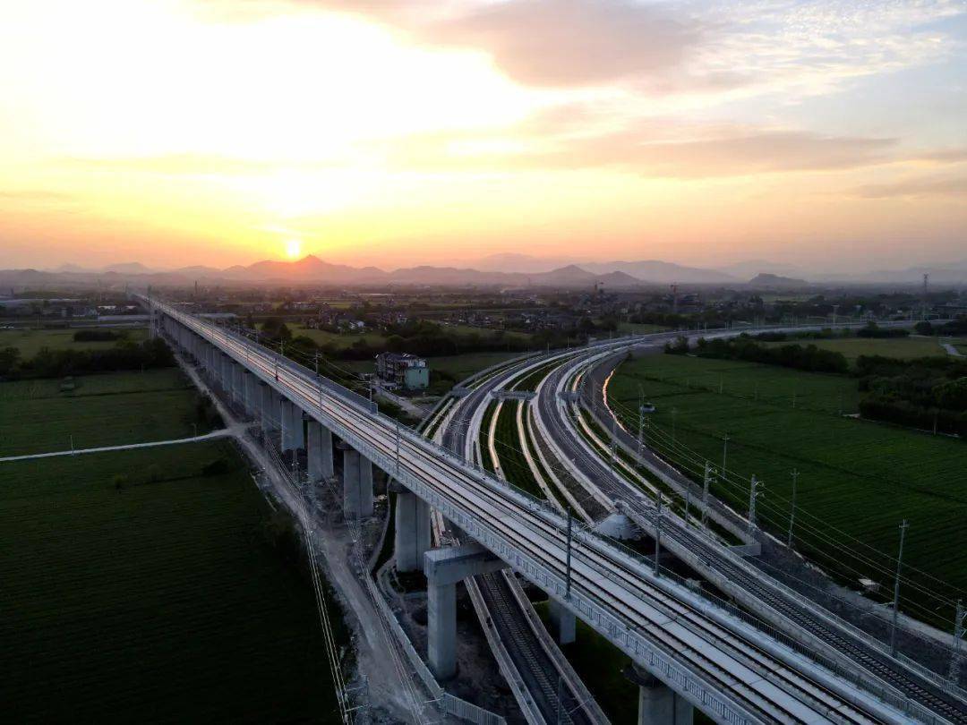 合杭高鐵湖杭段從既有寧杭高鐵湖州站引出,經湖州市南太湖新區,吳興區