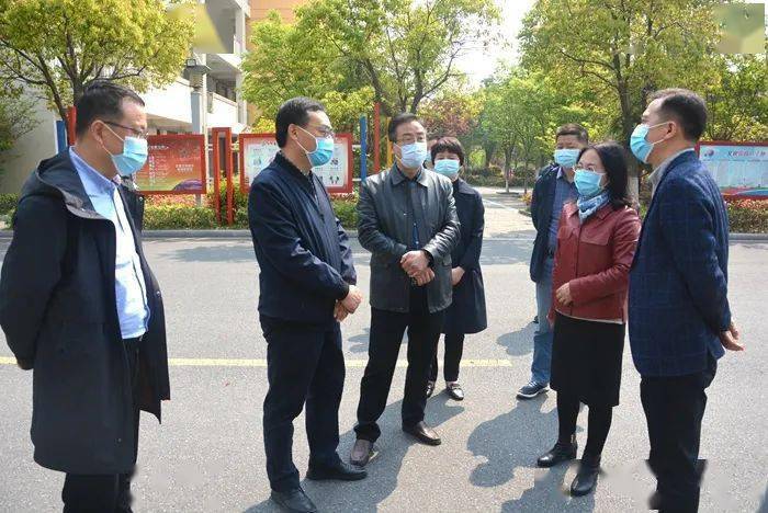 4月19日上午,扬州市人大副主任范天恩,江都区副区长李健,扬州市教育局