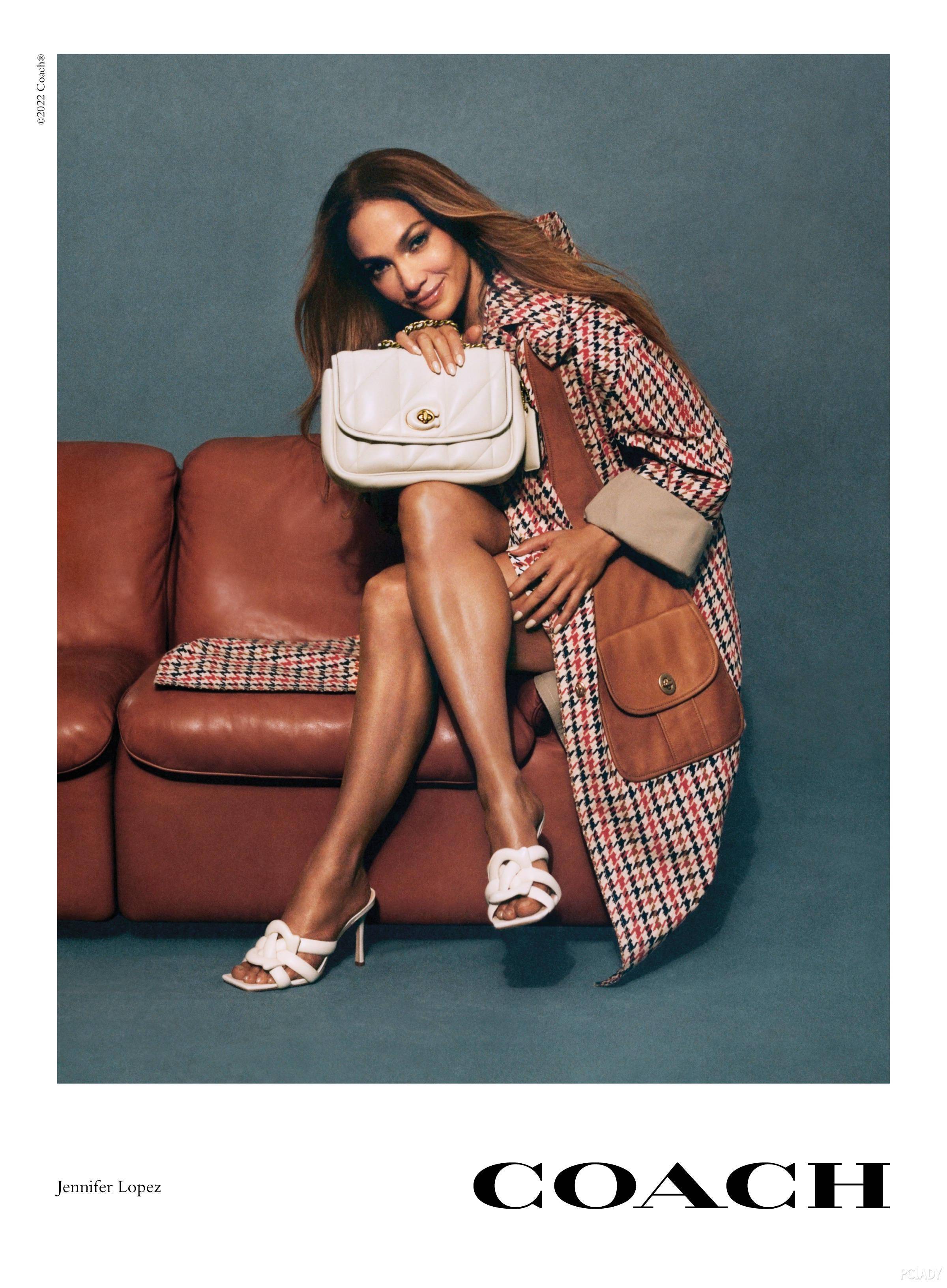 近日,coach发布母亲节主题形象大片"礼颂母爱",由代言人jenniferlopez