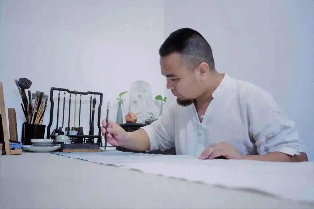 何微1989年生于湖南衡阳2013年毕业于中国人民大学艺术学院中国书画专业2019