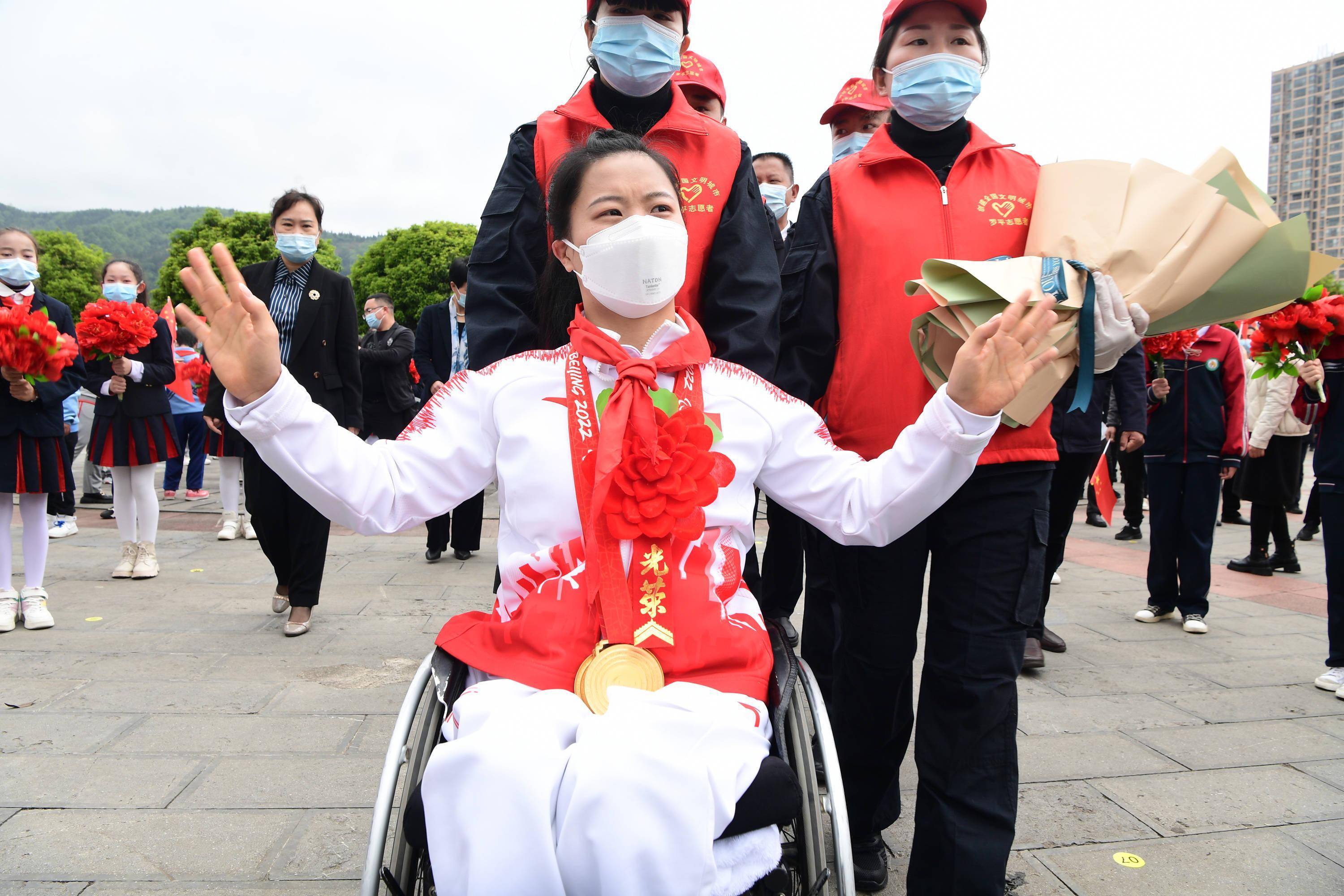 北京冬残奥会三金得主杨洪琼回到家乡罗平