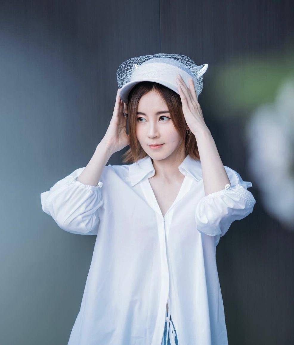 也一度盛传她们九个女孩组合之间分党结派,各自单飞多年,傅颖也很少和