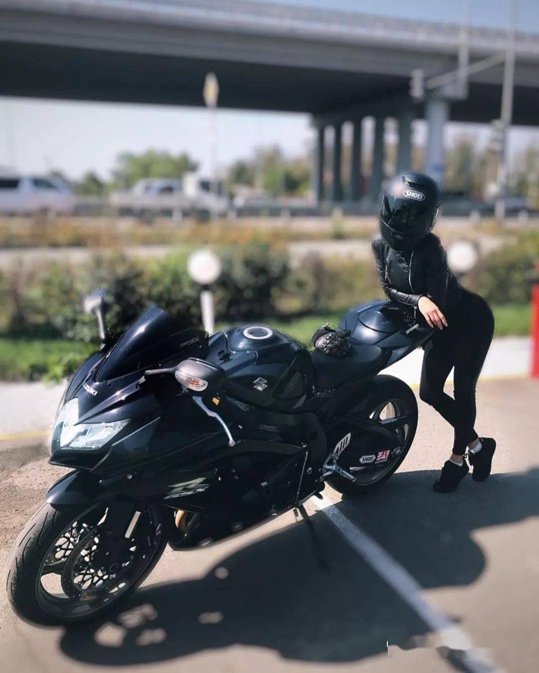 还记得之前朋友圈流传的一个翘臀小姐姐骑机车的视频么?