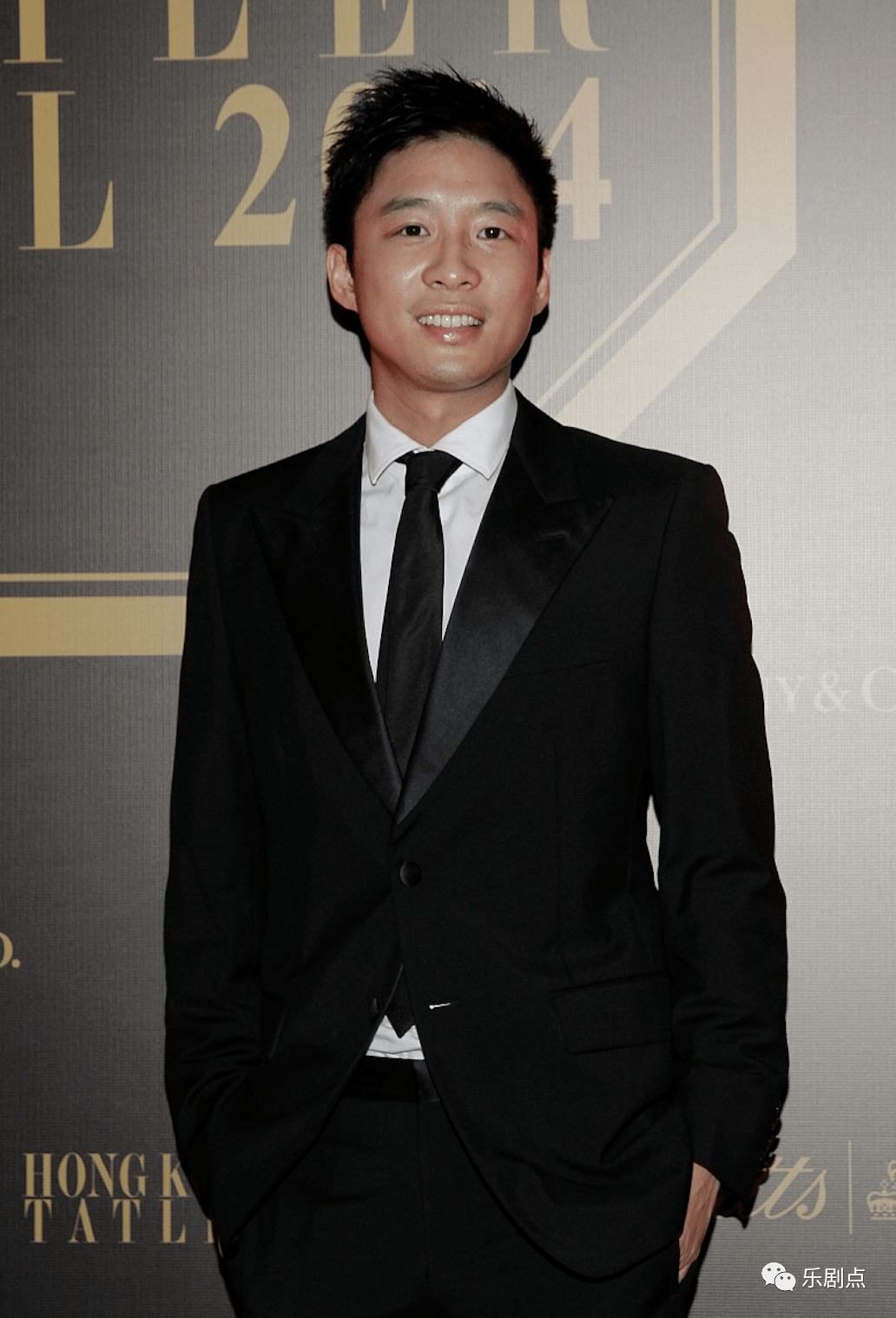 霍启山陪霍启刚子女玩耍簇拥仨孩合照温馨错过章子怡何超莲至今单身