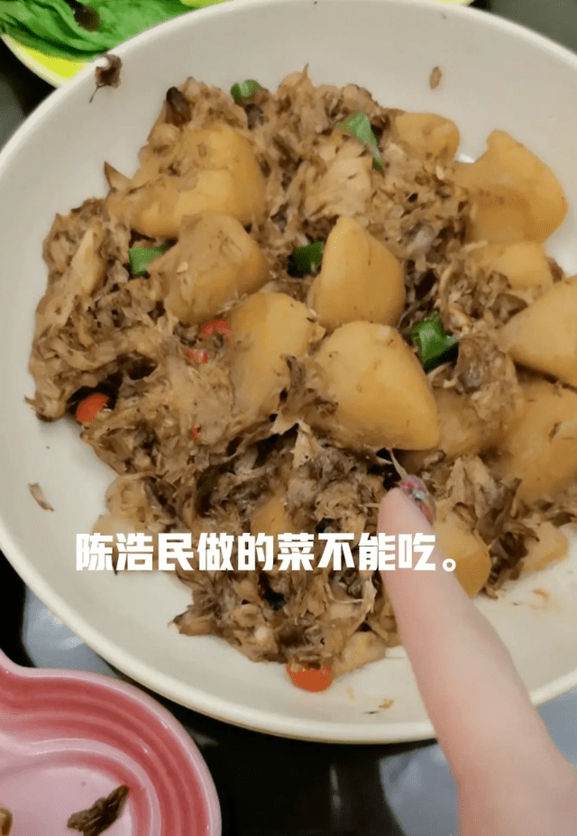 上海民众抢菜难你们却公然倒掉食物合适吗