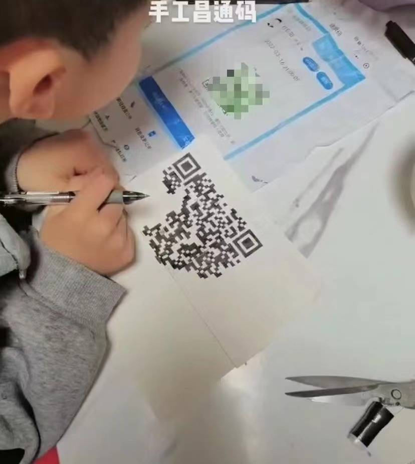 南昌一名小朋友手绘核酸检测二维码网友专注力与毅力杠杠的
