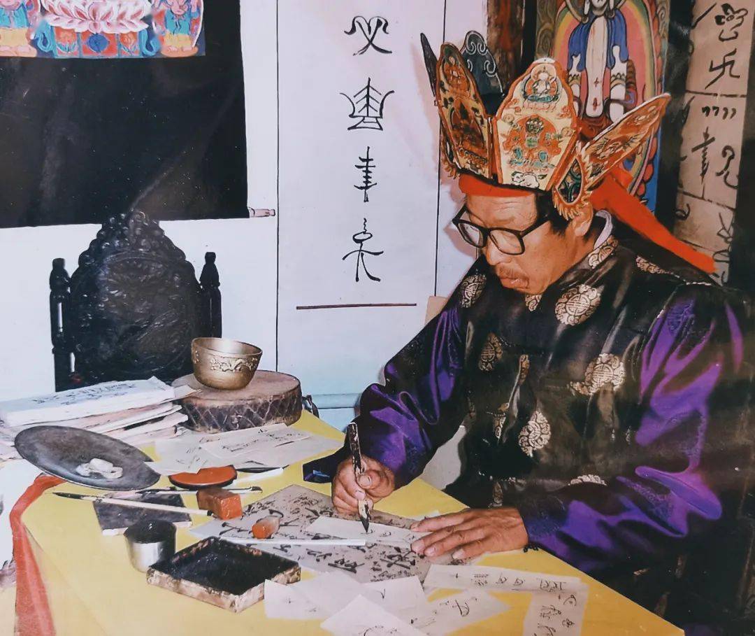 玉龙关注为游客讲解纳西文化教书写东巴字白沙81岁老东巴这样传递民族