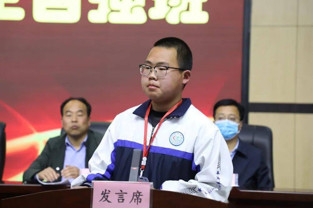 长武县中学校长王德锁主持会议长武县中学党总支书记曹永红致辞教育局
