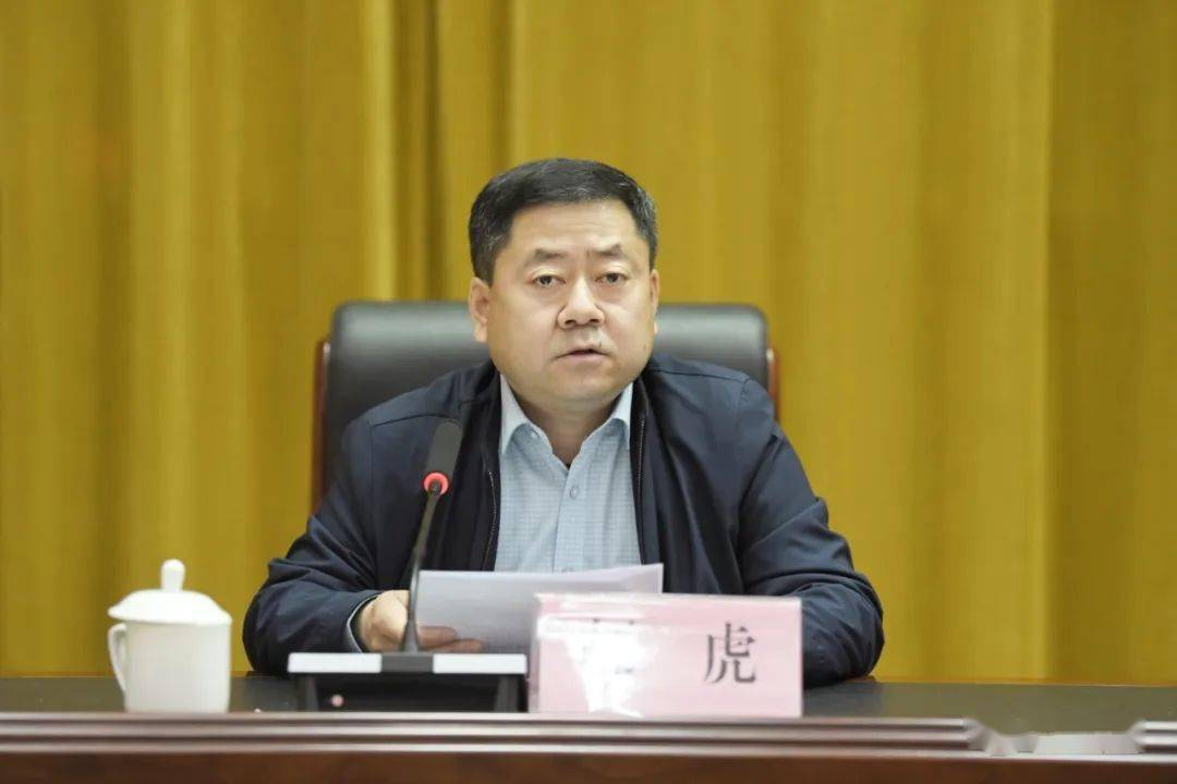 旬邑县政府县长师虎主持开班仪式.