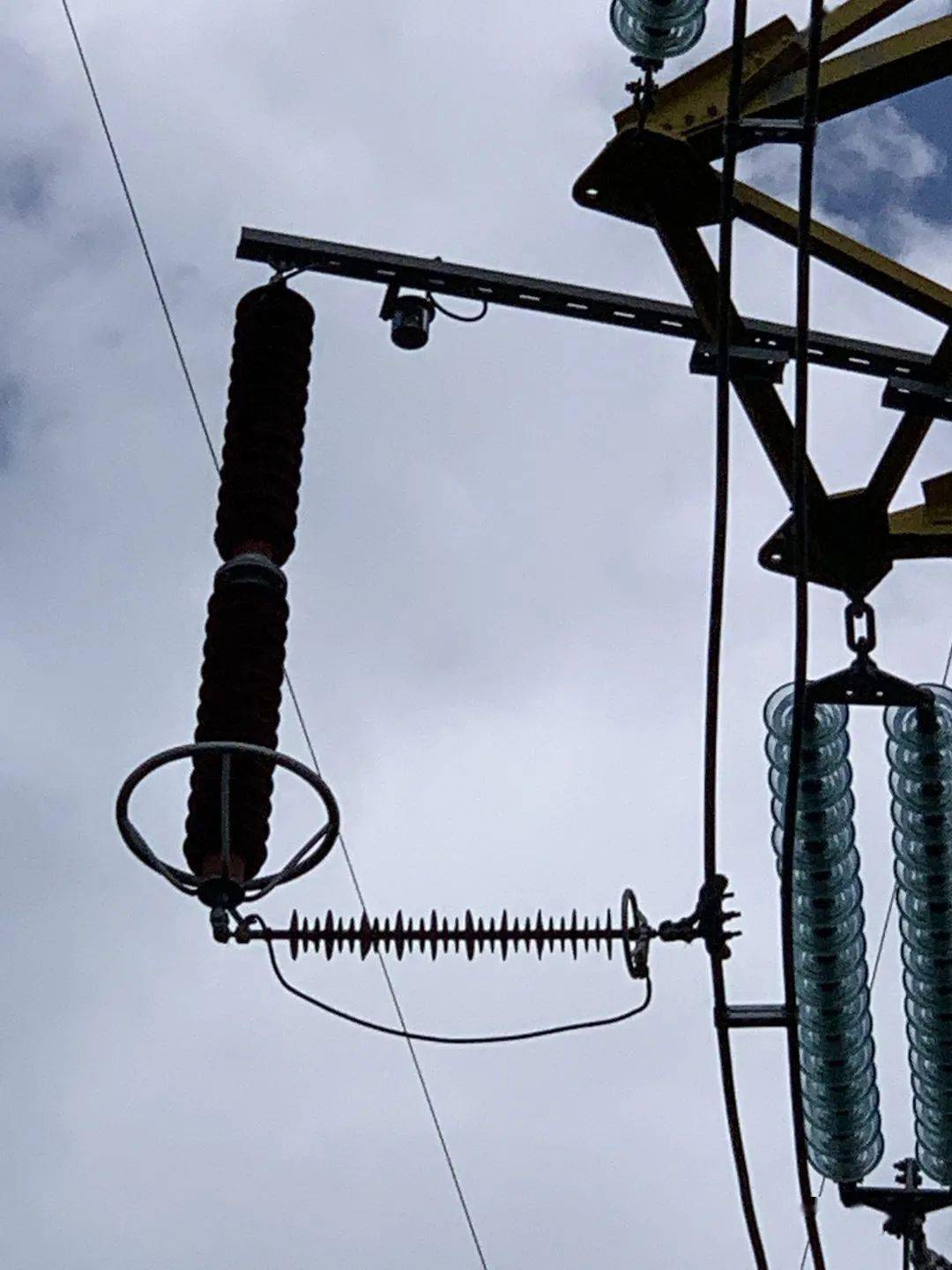 纯空气间隙避雷器▲ 线路用纯空气间隙避雷器(放大图)关于线路避雷器