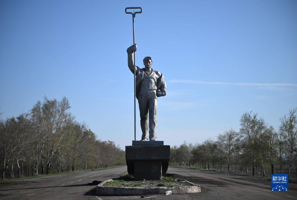 这是4月20日在马里乌波尔一处入口拍摄的钢铁工人雕塑.