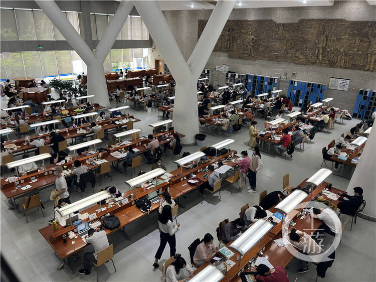 全球十大畅销书排行榜_2020年度图书榜单来了!《三体》《平凡的世界》连续三年畅销