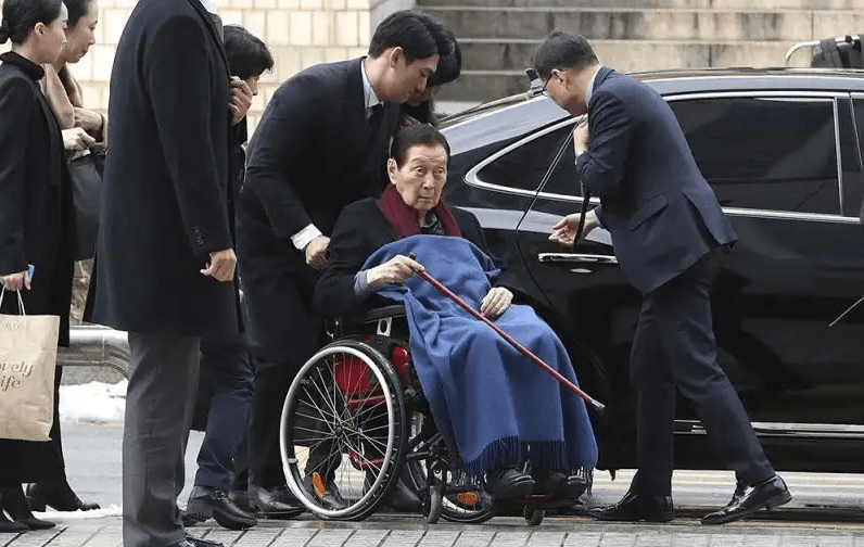 辛东彬出其不意的绝地反杀让辛格浩恼羞成怒,也令父子三人彻底反目.