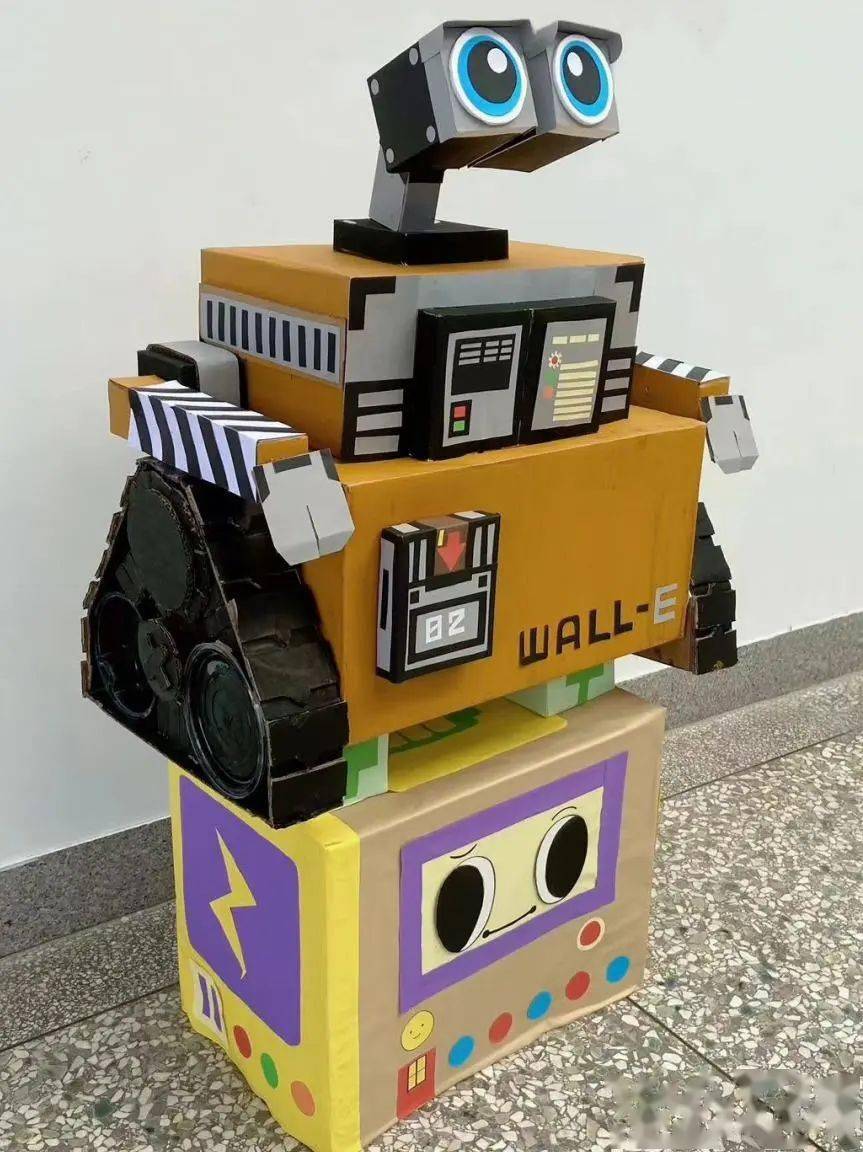 设计理念:用废旧物品改造制作垃圾处理机器人,贯彻环保理念.