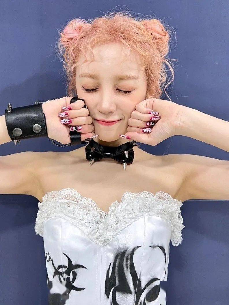 宋雨琦同款涂鸦手绘美甲,街头又叛逆的感觉!