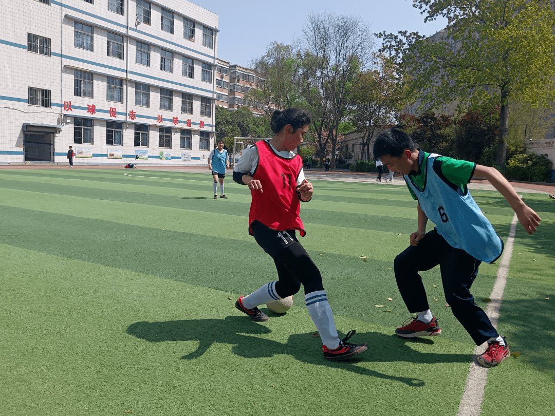 足球飞旋踢出未来平顶山市湛河区沁园小学第十三届校长杯班级足球联赛