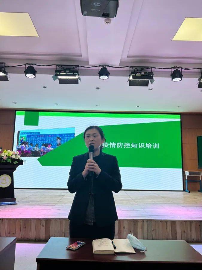 三位教师的经验分享后,张笑副校长作总结讲话,张校