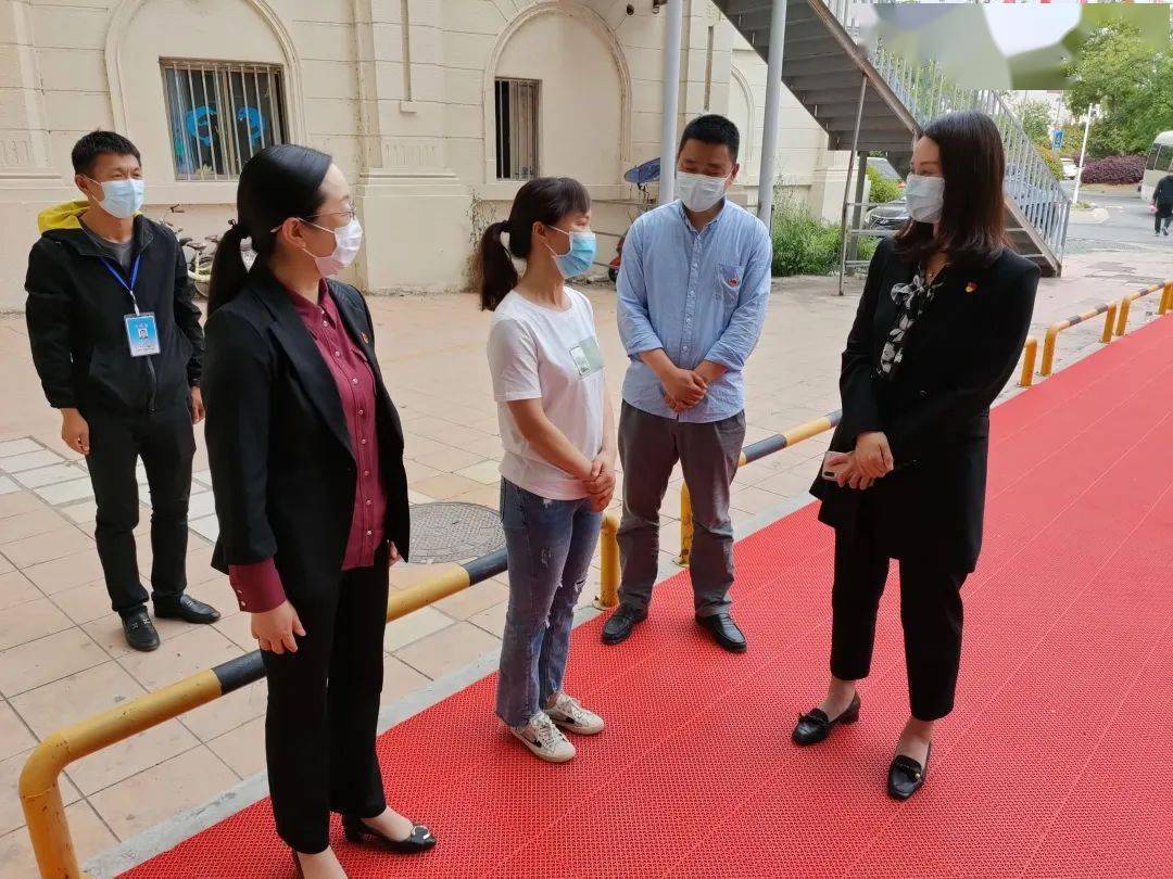 在定点居住酒店,杨燕详细询问支援三山医疗人员的工作,生活情况,并向