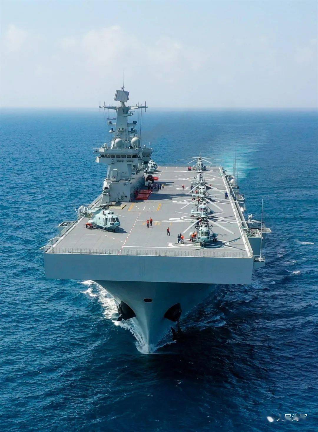 和山东舰,辽宁舰的高度几乎一致它的高度有15层楼那么高海南舰,舷号31