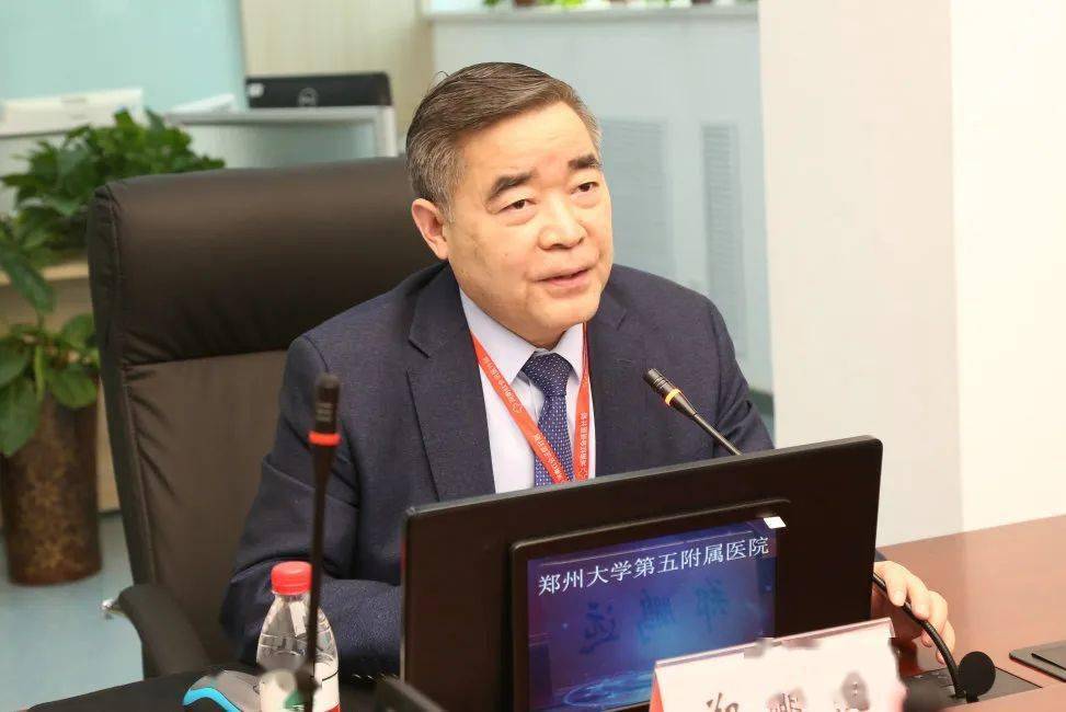 河南省红十字会党组成员,秘书长刘瑞勇,组织宣传部副部长梁宗飞,送医