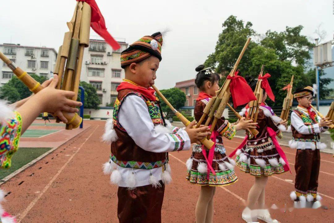 融水苗族自治县民族小学：非遗文化放光彩 团结之花遍地开 