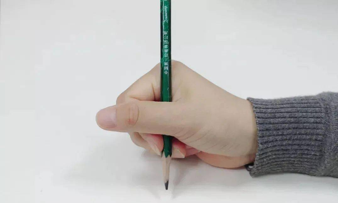 睡觉型:写字时手腕和手边会贴着桌面,遮着自己的视线.