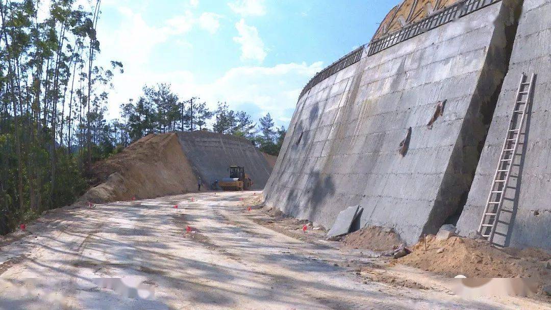 近日,项目主线工程已基本完工,施工方着手进行连接线道路及边坡挡土墙