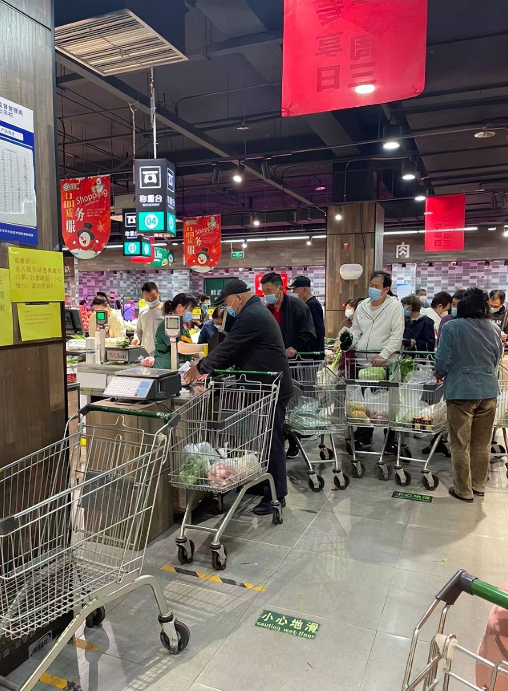 现场直击超市补货及时顾客理性采买生鲜