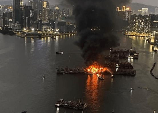 港媒：澳门内港多艘船只起火，现场冒出大量黑烟，消防人员到场扑救