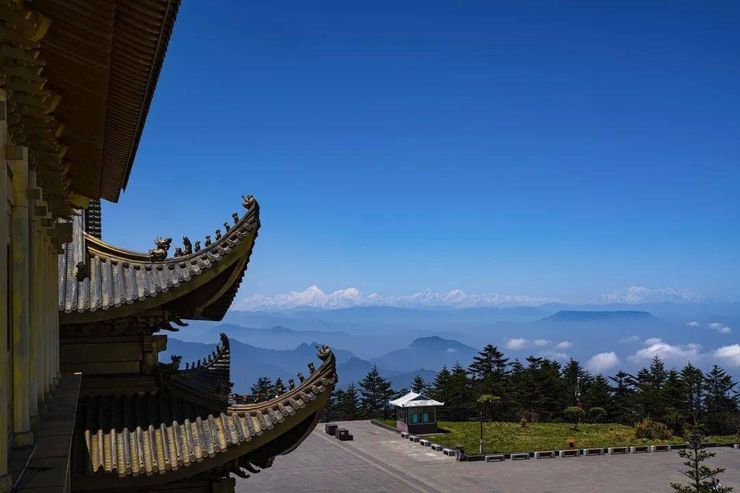 每一个在峨眉山望见贡嘎雪山的日子都值得你奔赴而来