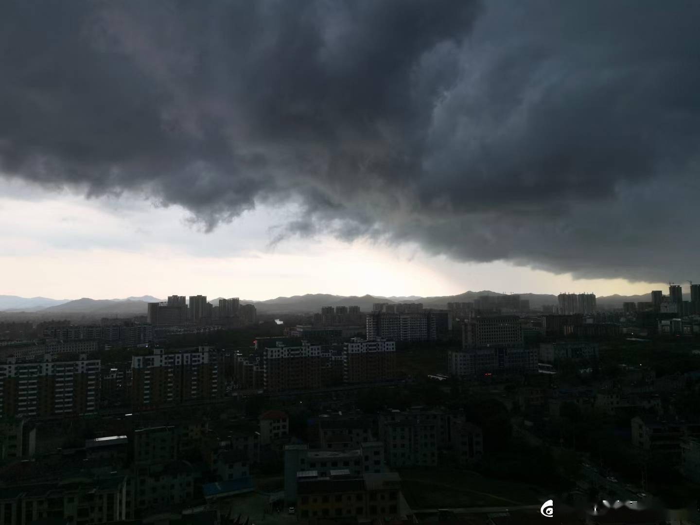 江西万年风雨大作整座城市乌云密布