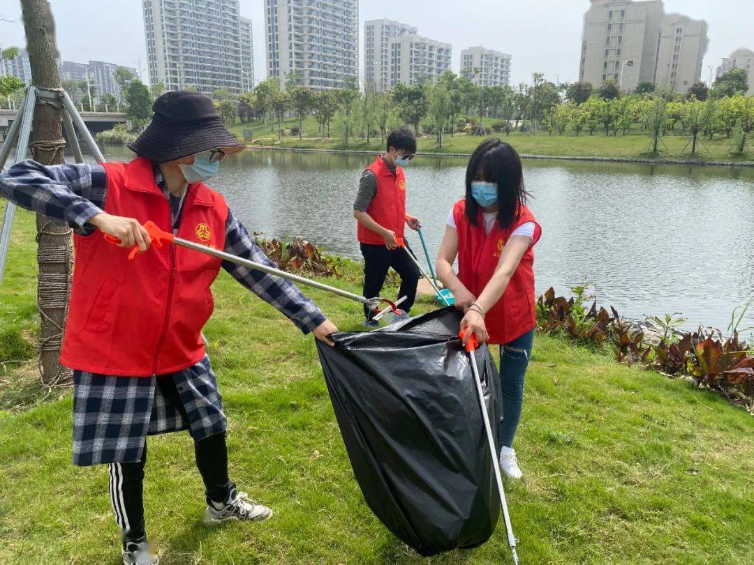通过此次活动,党员志愿者以实际行动提升河湖生态和环境质量,传播"
