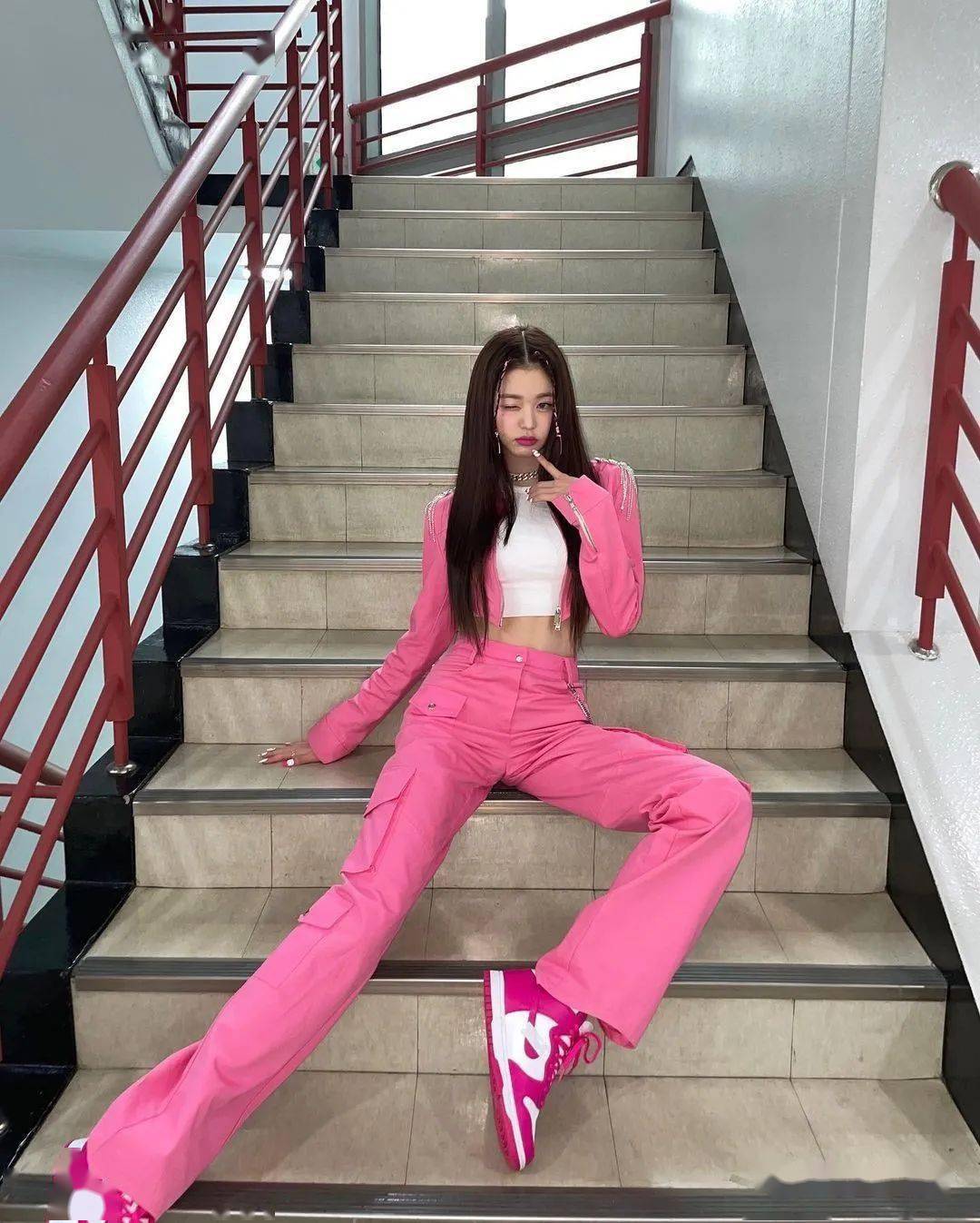 屏幕装不下腿了还有11字腹肌ive张元英过于优越的身材