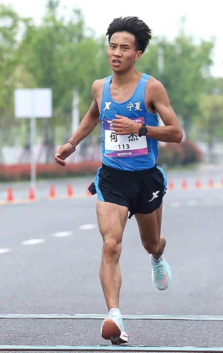 体育故事丨何杰不服输的宁夏马拉松一哥