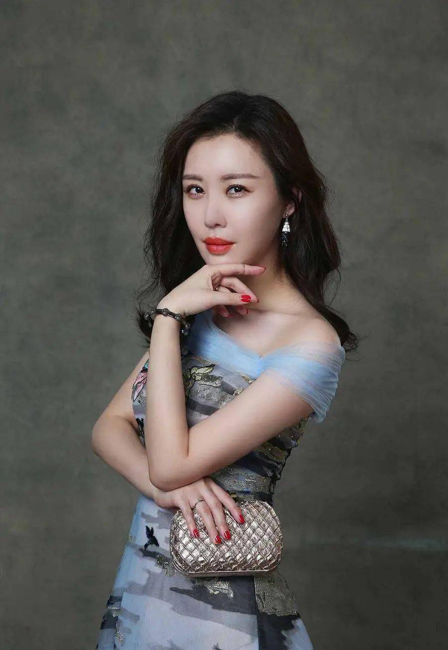 当年,王石与结发妻子王江穗婚变一事闹得沸沸扬扬,这时候,80后演员