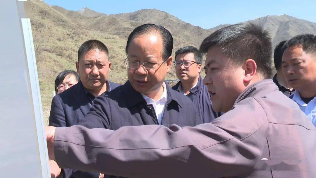 徐景义先后来到秦许乡马烨村,西寨镇高石崖村,下