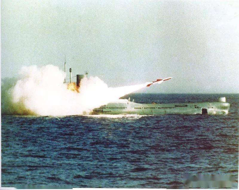 1982年,长城200首次成功在水下发射运载火箭
