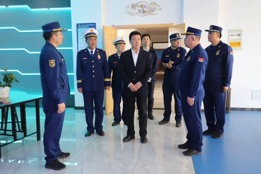 唐国忠总队长实地查看了队站正规化建设,车辆器材和个人防护装备情况