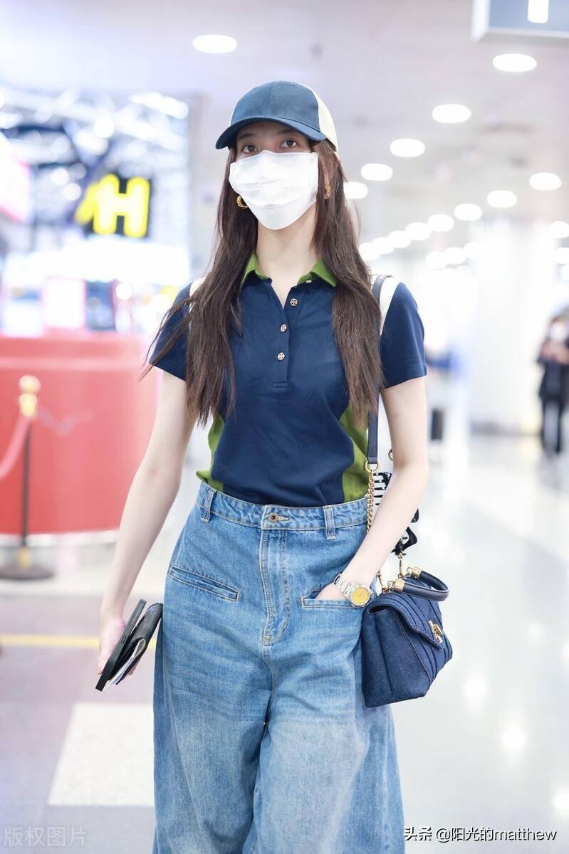 街拍宋妍霏阔腿牛仔裤搭配短袖t恤运动风满满